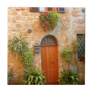 Een kat zoekt toegang tot huis in Pienza, Italië Tegeltje