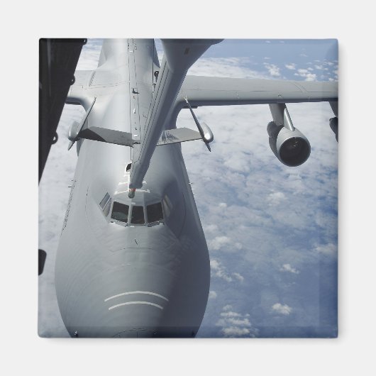 Een KC-10 Extender bereidt zich voor om een C-5 Ga Magneet (Voorkant)