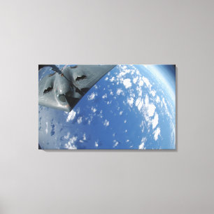 Een KC-135 Stratotanker vult een B-2-geest Canvas Afdruk