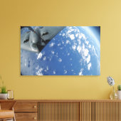 Een KC-135 Stratotanker vult een B-2-geest Canvas Afdruk (Insitu (Woonkamer))