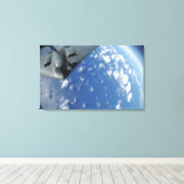 Een KC-135 Stratotanker vult een B-2-geest Canvas Afdruk (Insitu (Houten vloer))