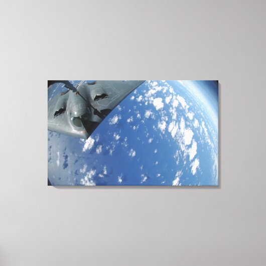 Een KC-135 Stratotanker vult een B-2-geest Canvas Afdruk (Voorkant)
