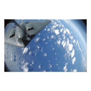 Een KC-135 Stratotanker vult een B-2-geest Foto Afdruk