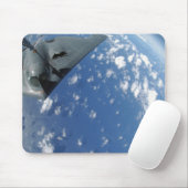 Een KC-135 Stratotanker vult een B-2-geest Muismat (Met muis)