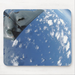 Een KC-135 Stratotanker vult een B-2-geest Muismat