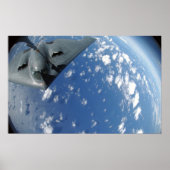 Een KC-135 Stratotanker vult een B-2-geest Poster (Voorkant)