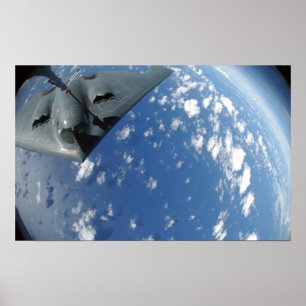 Een KC-135 Stratotanker vult een B-2-geest Poster