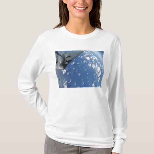 Een KC-135 Stratotanker vult een B-2-geest T-shirt (Voorkant)