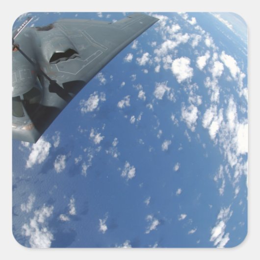Een KC-135 Stratotanker vult een B-2-geest Vierkante Sticker (Voorkant)