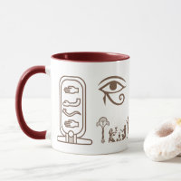 Een keramische mok met een oud-Egyptisch ontwerp 