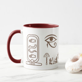 Een keramische mok met een oud-Egyptisch ontwerp 