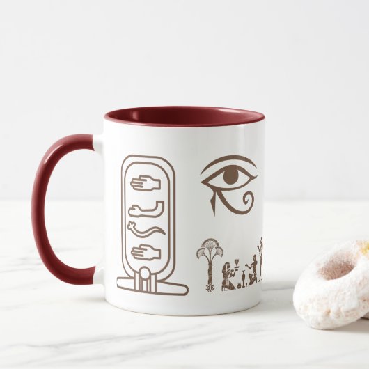 Een keramische mok met een oud-Egyptisch ontwerp (Met donut)