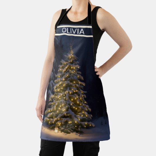 Een kerstboom is verlicht in een besneeuwd bos schort (Insitu)