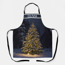 Een kerstboom is verlicht in een besneeuwd bos schort