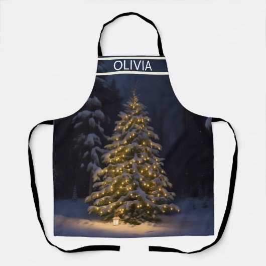 Een kerstboom is verlicht in een besneeuwd bos schort (Voorkant)