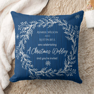 Een Kerstbruiloft Witte Krijt Design op Blauw Kussen