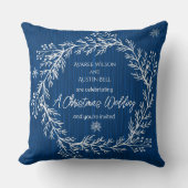 Een Kerstbruiloft Witte Krijt Design op Blauw Kussen (Voorkant)