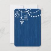 Een Kerstbruiloft Witte Krijt Design op Blauw RSVP Kaartje (Achterkant)