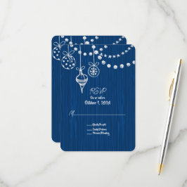 Een Kerstbruiloft Witte Krijt Design op Blauw RSVP Kaartje