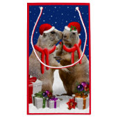 Een kerstcadeautas met kerstcadeautjes klein cadeauzakje (Achterkant)