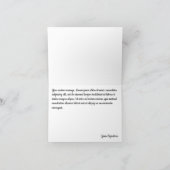 Een kerstjongen met een cadeau kaart (Binnen)