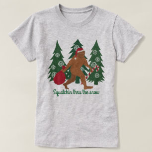 Een kerstkerstvierkant met kerstmis door de sneeuw t-shirt