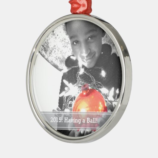 Een kerstversiering met een feestdag metalen ornament (Links)