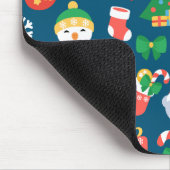 Een keurig kerstpatroon op blauw muismat (Hoek)