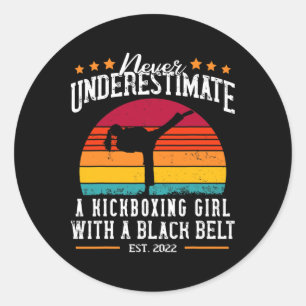 Een kickboksend meisje met een zwarte band ronde sticker