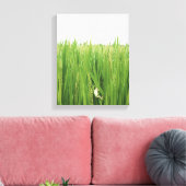 Een kikker die vers gras beklimt canvas afdruk (Insitu (Woonkamer))