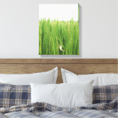 Een kikker die vers gras beklimt canvas afdruk (Insitu (Slaapkamer))