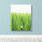 Een kikker die vers gras beklimt canvas afdruk (Insitu (Houten vloer))
