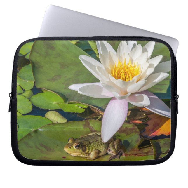 Een kikker onder een bloem van waterlelie laptop sleeve (Voorkant)