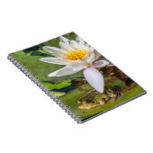 Een kikker onder een bloem van waterlelie notitieboek (Rechterzijde)