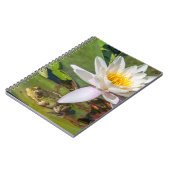 Een kikker onder een bloem van waterlelie notitieboek (Linkerzijde)