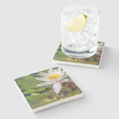 Een kikker onder een bloem van waterlelie stenen onderzetter (Zijkant)