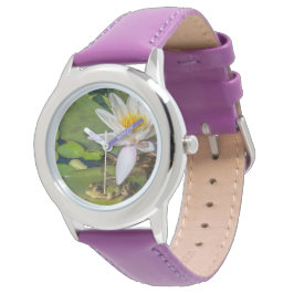 Een kikker onder een waterlelie bloem horloge