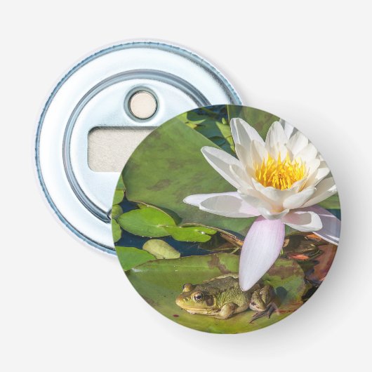 Een kikker onder een waterleliebloem button flesopener (Voorkant)