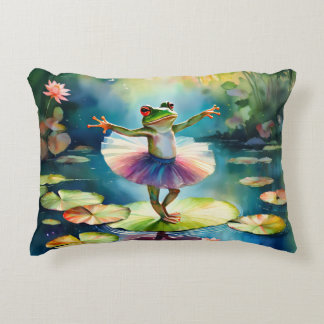 Een kikkerballerina danst op een lotusblad in een accent kussen