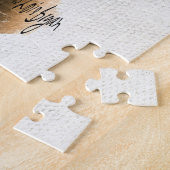 Een kikkerende blauwvogel rust op een vertakking legpuzzel (Zijkant)