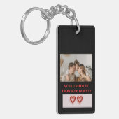 EEN KIND HEEFT BEIDE OUDERS NODIG SLEUTELHANGER (Voorkant Links)