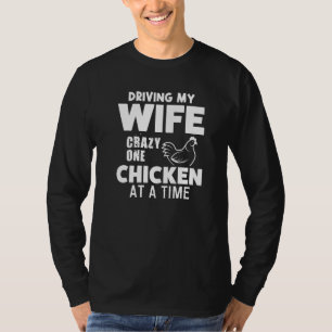 Een kip in een tijd boer rijden. t-shirt
