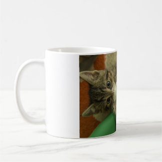 Een kitten aan het spelen koffiemok