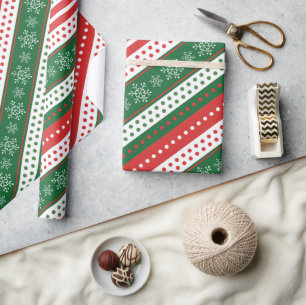 Een klassiek kerstpatroon streept rode sneeuwvlokk cadeaupapier