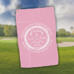 Eén klassieke elegante roze golfhanddoek<br><div class="desc">Met een oud stempel-effect klassiek retrodesign. Pas de naam,  het nummer van de locatie en de datum van de opening aan om een groot hoopje te creëer om dat fantastische gat in één te vieren. U kunt de achtergrond aanpassen aan uw favoriete kleur. Ontworpen door: Thisnotme©</div>