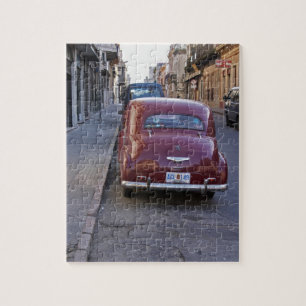 Een klassieke oude rode Peugeot auto geparkeerd op Legpuzzel