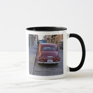 Een klassieke oude rode Peugeot auto geparkeerd op Mok