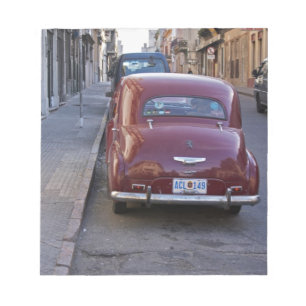 Een klassieke oude rode Peugeot-auto geparkeerd op Notitieblok
