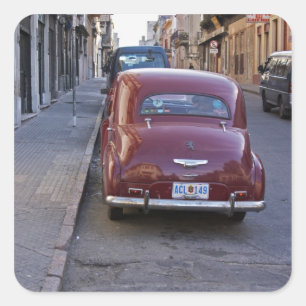 Een klassieke oude rode Peugeot-auto geparkeerd op Vierkante Sticker