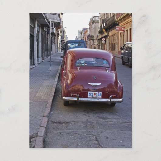 Een klassieke rode Peugeot-auto geparkeerd op stra Briefkaart (Voorkant)